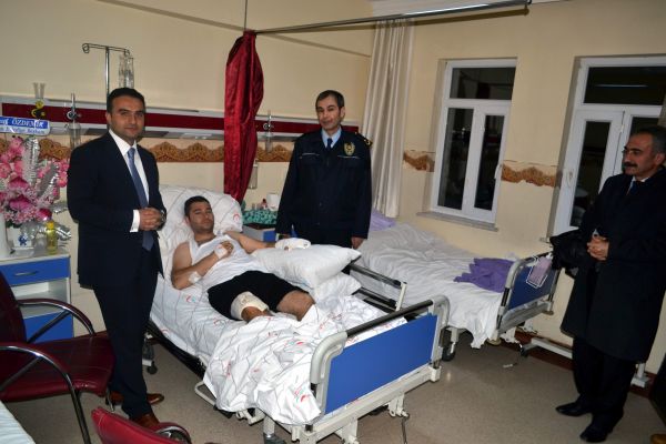YARALI POLİSE KAYMAKAM VE EMNİYET MÜDÜRÜNDEN ZİYARET