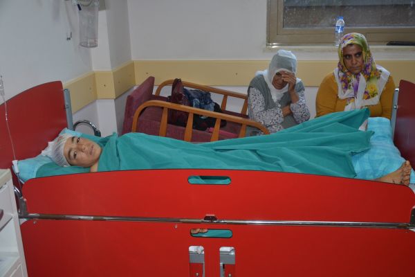 Yaralıları utanmadan araba bagajına koydular