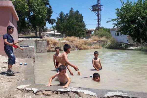 Yaşı küçük çocuklar köy havuzlarında serinliyor