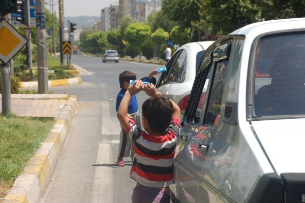 Yaşı Küçük Mendil Satıcıları Kazaya Davetiye Çıkarıyor