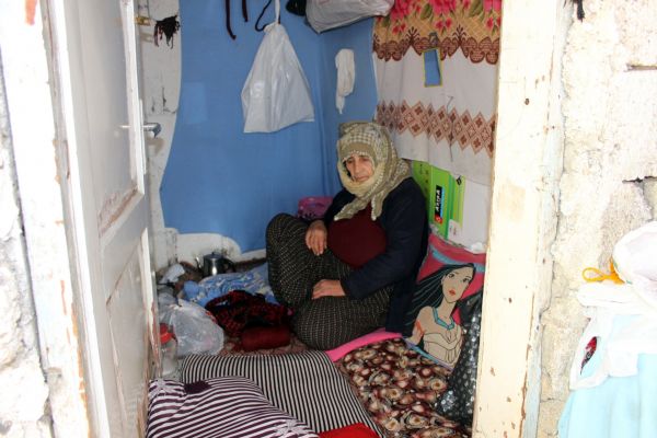 Yaşlı kadın 2 metrekarelik odunlukta yaşam savaşı veriyor
