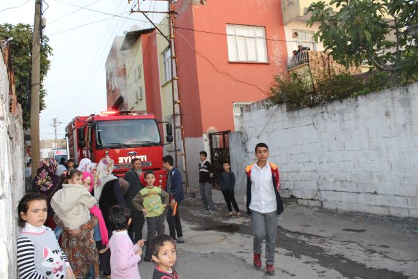 Yaşlı kadın ile torunu balkonda kurtarılmayı bekledi