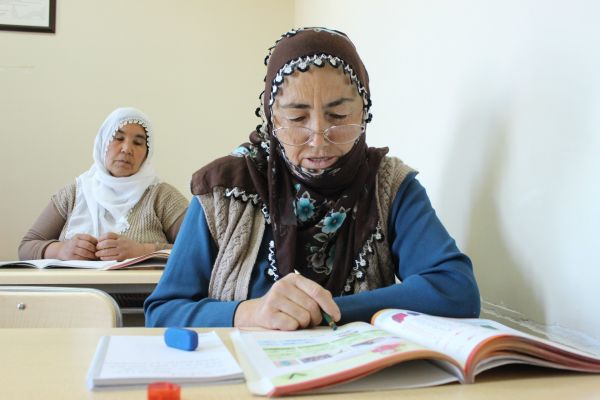 Yaşlı kadınlar okuma ve yazma öğreniyor