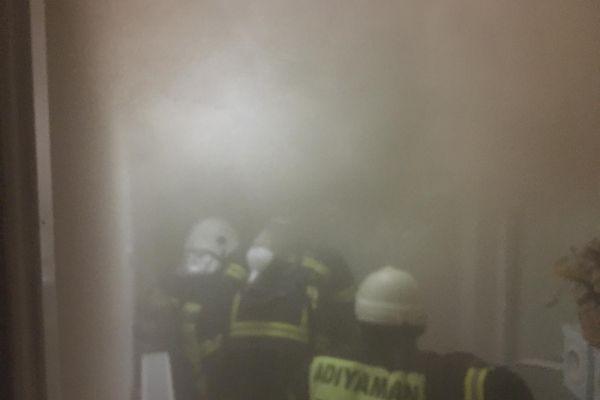 Yatak odasında çıkan yangında 2 kişi dumandan etkilendi