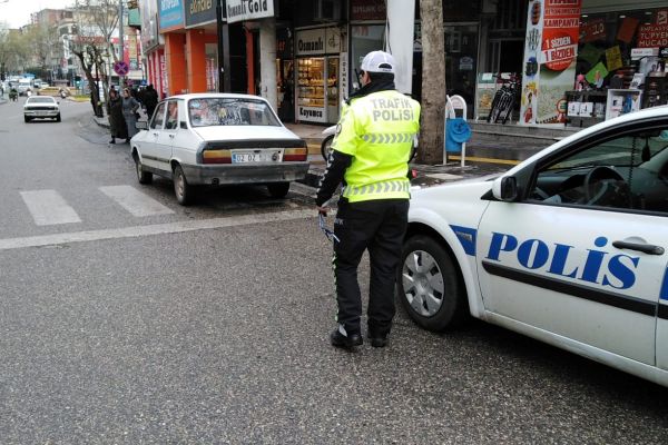 Yaya geçidine park edilen araçlar polisten kaçamıyor