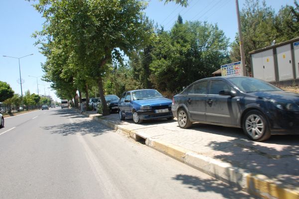 Yaya Kaldırımları Oto Park Alanına Döndü