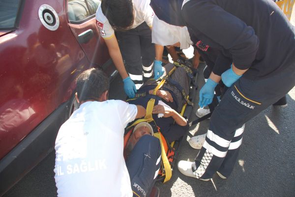 Yayaya Çarpmamak İsteyen Otomobiller Çarpıştı: 2 Yaralı
