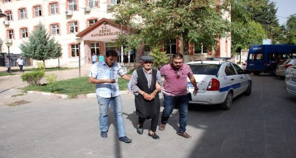 Yeğenini öldüren zanlıya yakınları saldırmak istedi