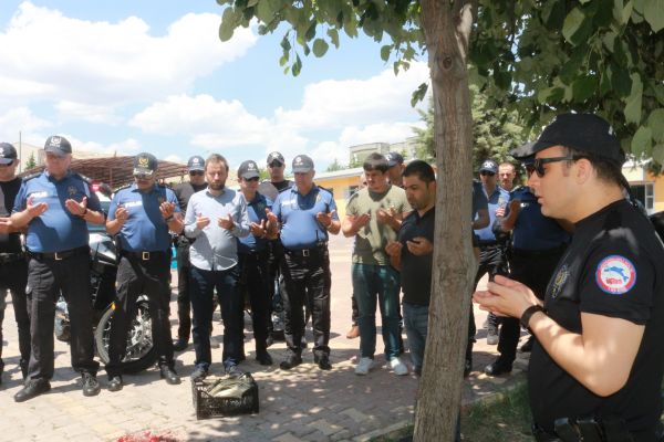 Yeni alınan polis motorları için kurban kesildi