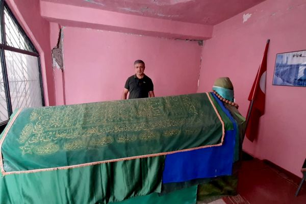 Yıkılmak üzere olan türbe tehlike saçıyor