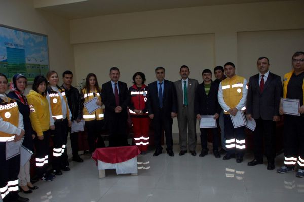 YILIN BAŞARILI 112 SAĞLIK ÇALIŞANLARINA BELGE