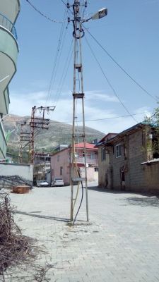 YOL ORTASINDAKİ ELEKTRİK DİREĞİ TRAFİĞİ TEHLİKEYE DÜŞÜRÜYOR