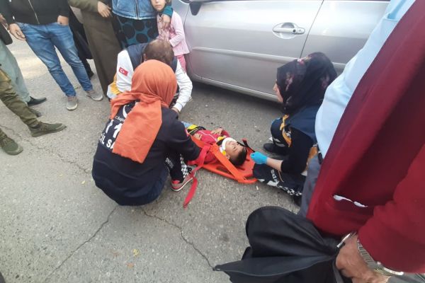 Yola fırlayan çocuğa otomobil çarptı
