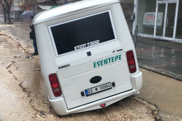 Yolcu minibüsü çöken yola saplandı