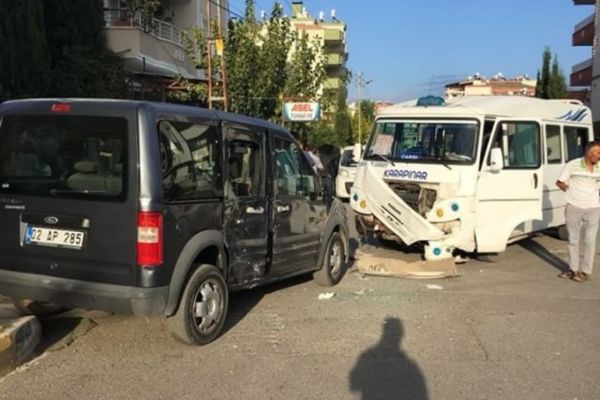 Yolcu minibüsü ile hafif ticari araç çarpıştı: 2 Yaralı