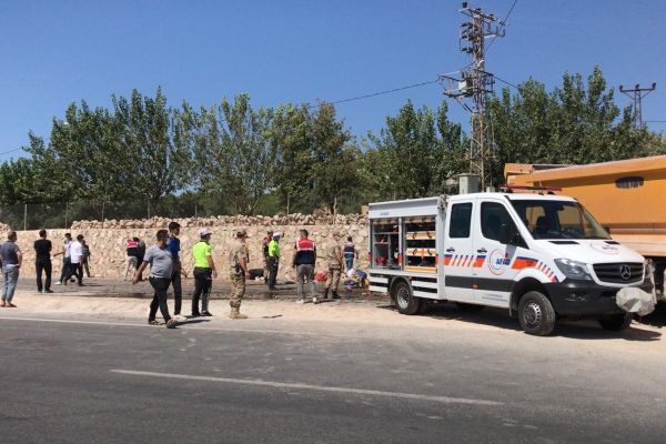 Yolcu minibüsü ile kamyon çarpıştı: 1 ölü, 19 yaralı