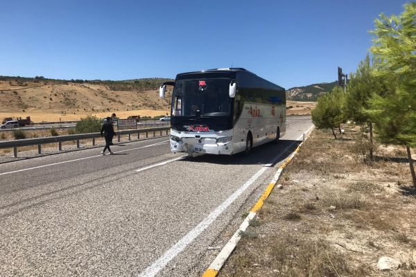 Yolcu otobüsü ile otomobil çarpıştı: 2 yaralı