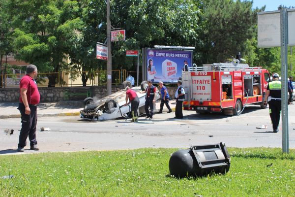 Yolcu otobüsü ile otomobilin çarpışması kameralara yansıdı