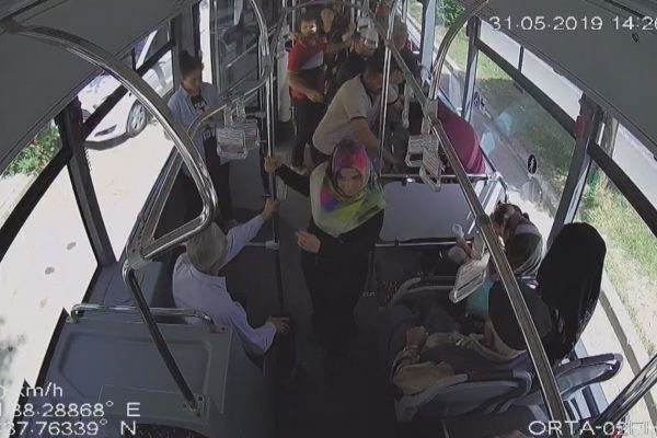 Yolcular yumruk yumruğa birbirine girdi