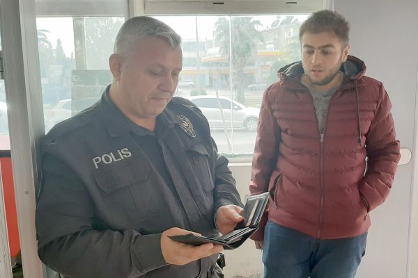 Yolda bulduğu cüzdanı polise teslim etti