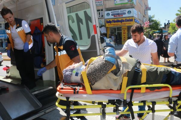 Yolda bulduğu kartonla yaralının kolunu sabitledi