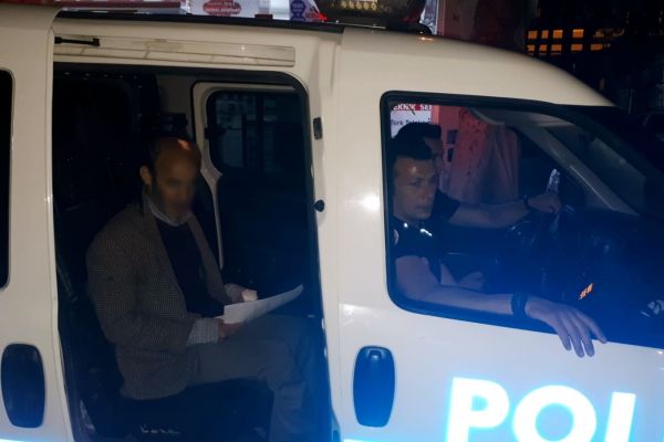 Yolunu kaybeden vatandaşların yardımına polis koşuyor