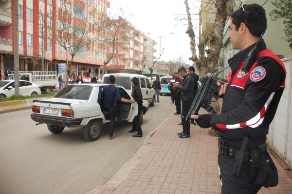 Yunus Polisleri Durdurukları Araçta 2 Adet Tabanca Ele Geçirdi