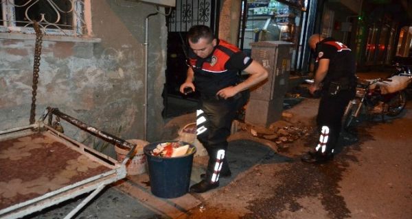 Yunuslardan kaçamayacağını anlayan şahıs uyuşturucuyu çöpe attı