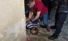 Annesini, eşini ve beş çocuğunu rehin aldı