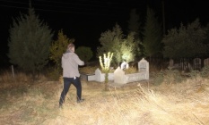 Ekipler gece yarısı mezarlıkta 'Bebek' aradı