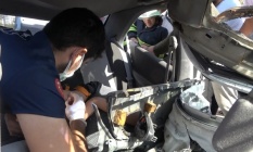 Direğe çarpan otomobil kağıt gibi katlandı