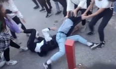Kız öğrenciler ölesiye birbirine girdi
