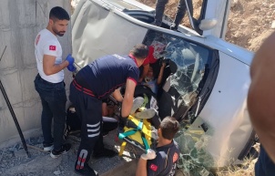 Otomobil inşaat boşluğuna düştü: 1 yaralı