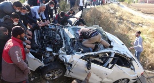 Otomobiller dönüş yapan tıra çarptı: 1 ölü, 4 yaralı