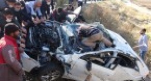 Otomobiller dönüş yapan tıra çarptı: 1 ölü, 4 yaralı