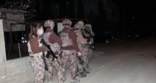 Cinnet getiren anne çocuğunu bıçak ile rehin aldı