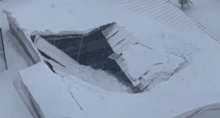 Havuzun çatısının çökme anı kameralarda