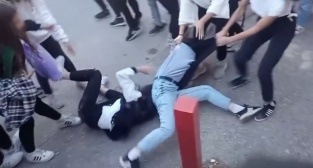 Kız öğrenciler ölesiye birbirine girdi