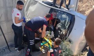 Otomobil inşaat boşluğuna düştü: 1 yaralı