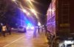 16 yaşındaki ehliyetsiz sürücü önce tıra sonra refüje çarptı