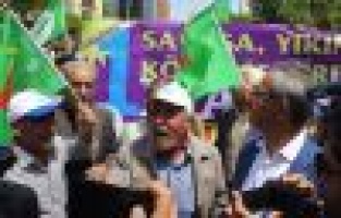 1 Mayıs kutlamasında afiş gerginliği