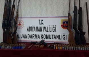 Baskında çok sayıda silah ele geçirildi