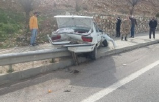 Kaldırıma çıkan otomobil sürücüsü yaralandı