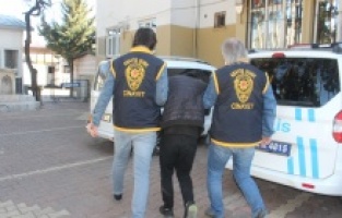Sahte polis, gerçek polislerden kaçamadı