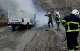 Alev alan kamyonet hurda yığınına döndü