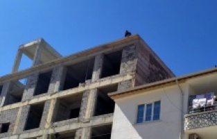 Bunalıma giren kişi, 6.kattan intihara kalkıştı