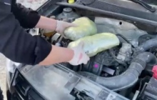 Otomobil kaputunda 1 kilo 300 gram esrar ele geçirildi