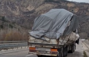 Pamuk balyaları yola savruldu