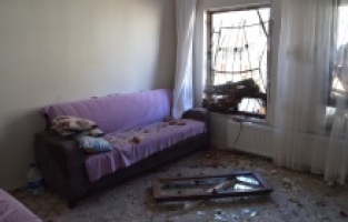 Uçan çatı dairenin camlarına çarptı: 1 yaralı