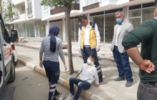 Devrilen motosikletteki 2 kişi yaralandı